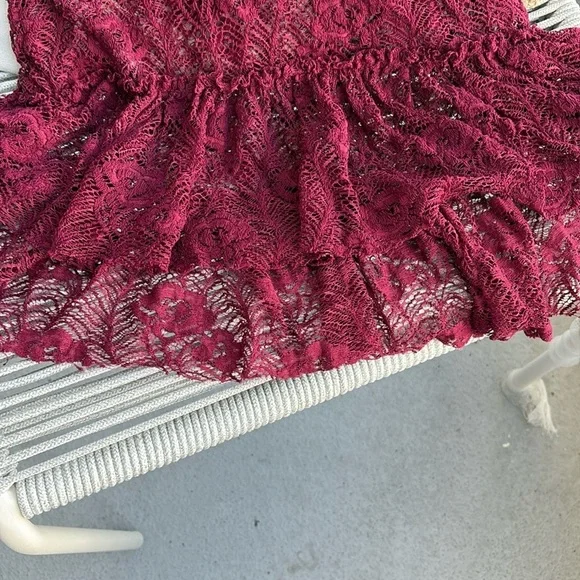 LOVE BY DESIGN Elegant Burgundy Lace Tunic - Picture 5 of 6